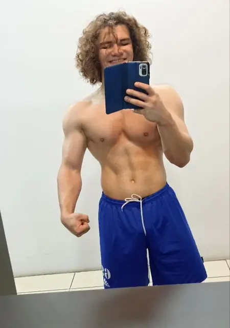 Я Дима, 20 років, знайомлюсь на одну ніч у Харкові