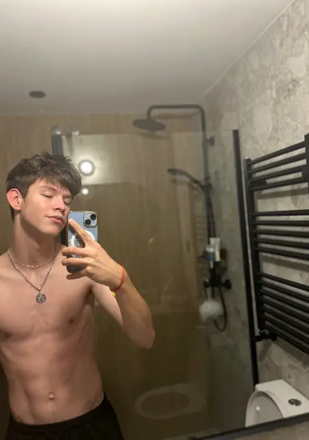 Soy Stanislav, 18 años, conociéndome para conversación virtual en Gijón