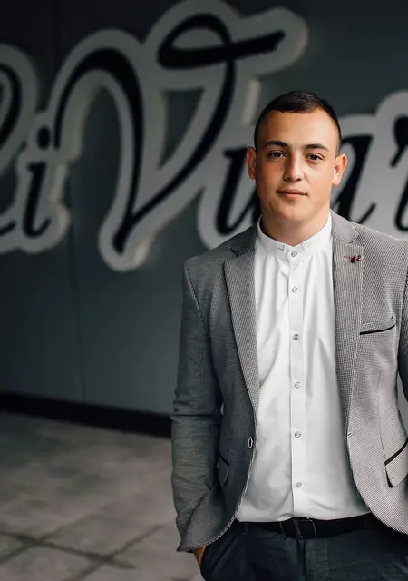 Максим из Черновцов, мне 26, познакомлюсь для общения