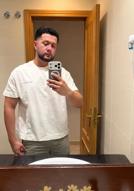 Soy Julián David, 26 años de Zaragoza, busco conocer gente para lío de una noche