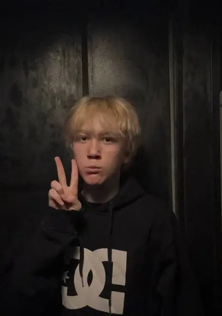 Я Anton, 18, знакомлюсь на одну ночь в Праге