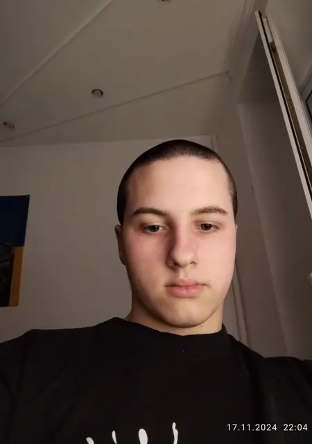 Я Артем, 18, знакомлюсь на одну ночь в Новомосковске