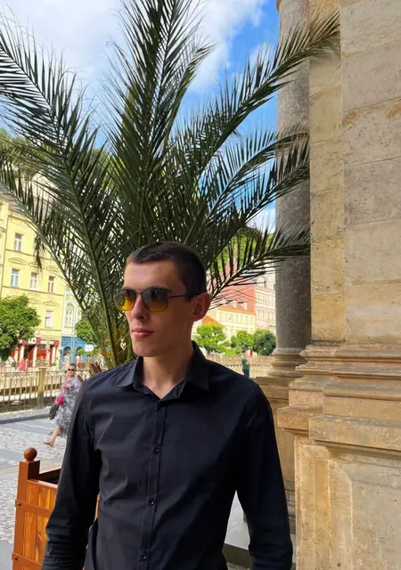 Я Вадим, 21 років з Праги, шукаю знайомства без зобов'язань