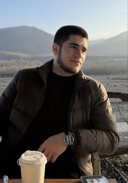 Soy Karahanov, 21 años, conociéndome para relación sin ataduras en Málaga