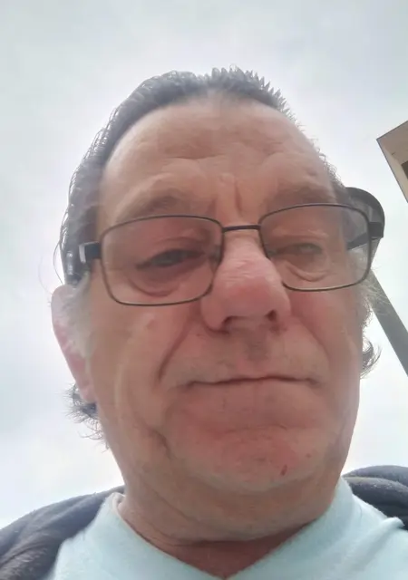 Soy Tony, 61 años de Benicarló, busco conocer gente para relación sin ataduras