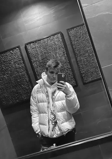 Я Максим, 19, из Чернигова, ищу знакомства на одну ночь