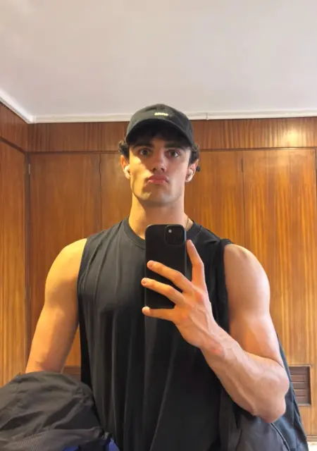 Soy Victor, 24 años de Barcelona, busco conocer gente para hacer nuevos amigos