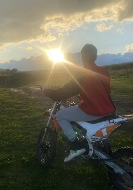 Я Вова, 20, из Амстердама, ищу знакомства без обязательств