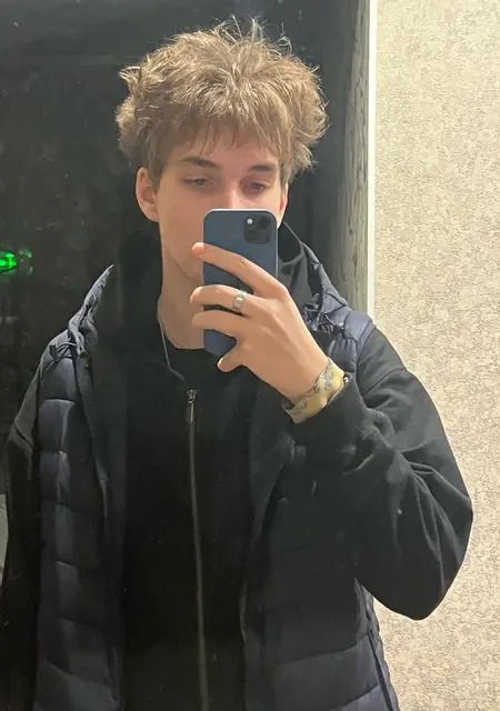 Я Илья, 20 років з Дніпра, шукаю знайомство для постійних стосунків