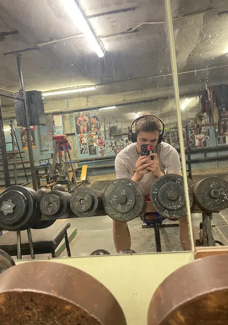 Вова з Харкова, шукаю на сайті приємне проведення часу