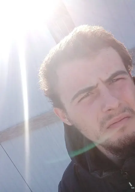 Я Костя, 21 років з Києва, шукаю знайомства без зобов'язань