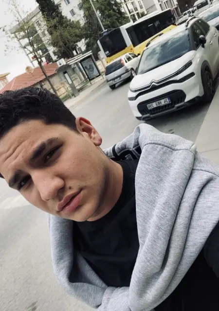 Я Demiray, 18, из Стамбула, ищу знакомство для приятного времяпровождения