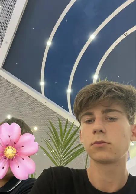 Геогрий из Брюсселя, мне 18, познакомлюсь на одну ночь