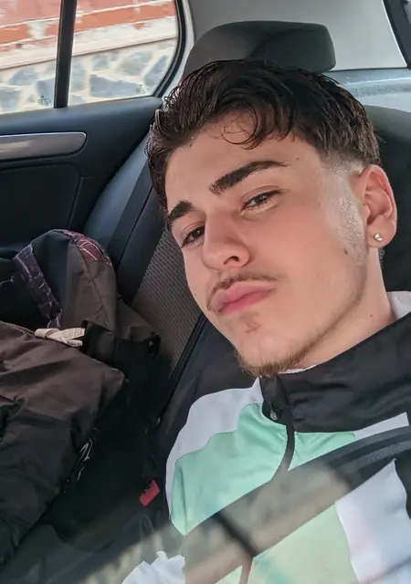 Soy Jose Manuel, 20 años de Molina de Segura, busco conocer gente para lío de una noche