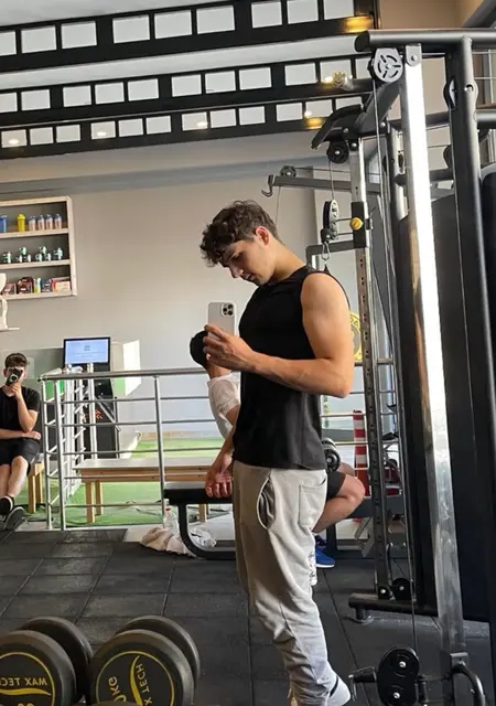 Я Kaan, 18, знакомлюсь на одну ночь в Анкаре