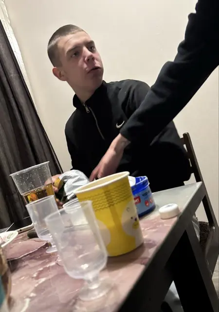 Я Иаан, 19, из Ашберна, ищу знакомства без обязательств