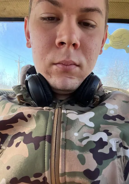 Я Anton, 21, из Новотроицкого, ищу знакомства на одну ночь