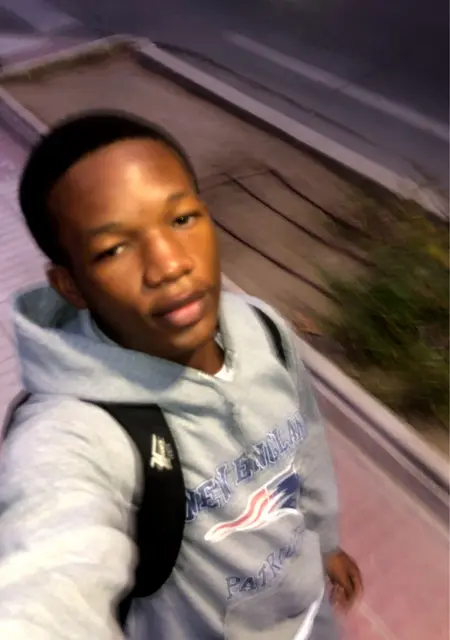 Soy Kevin, 18 años de Fuenlabrada, busco conocer gente para relación sin ataduras