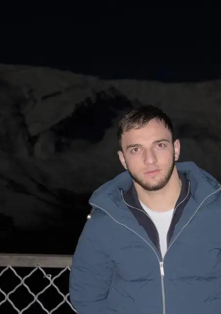 Ахмед из Амстердама, ищу на сайте знакомства на одну ночь